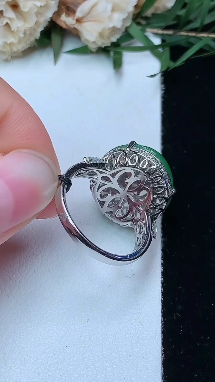 天然A货翡翠蛋面戒指，尺寸17.4-17.4-15.5，重量:7.23g2026年4月29日
工厂直销收藏佳品,种好水足，色泽均匀，有种有色，上手高大气！