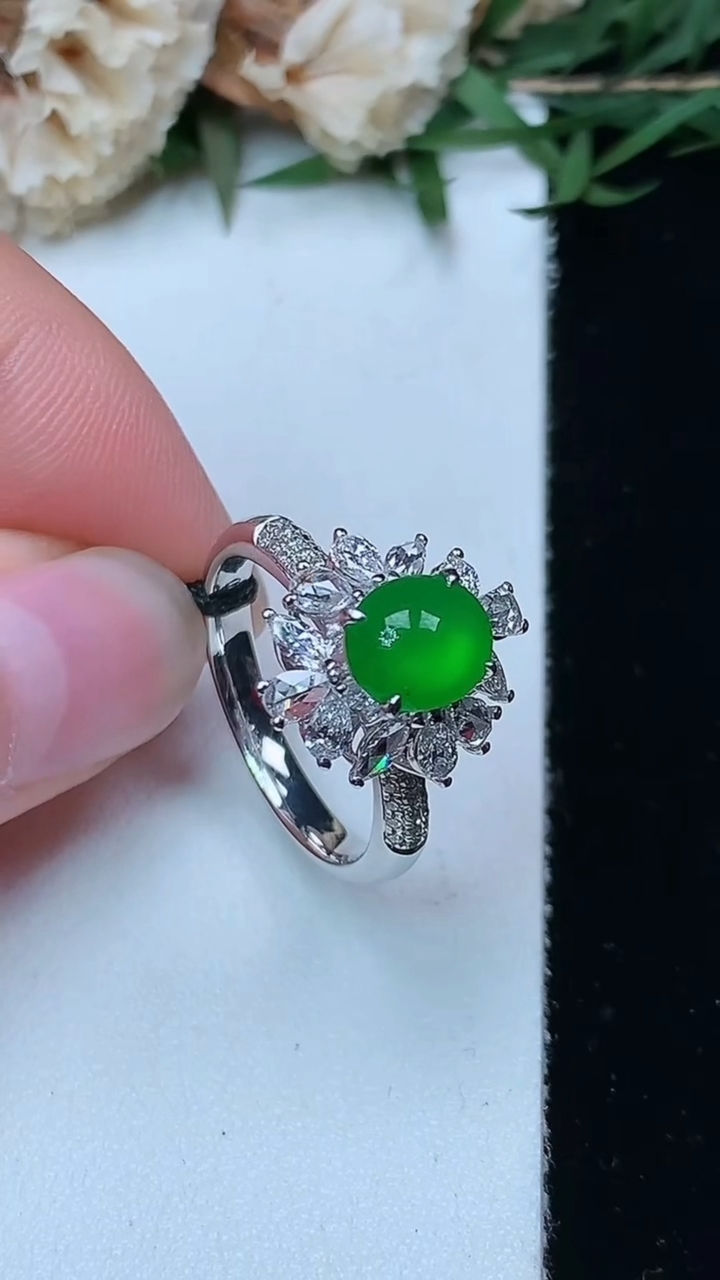 天然A货翡翠蛋面戒指，尺寸17.2-7.3-6.3，重量:5.32g
4月29日