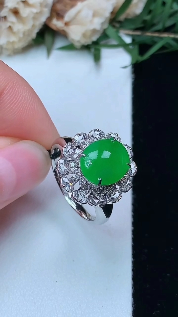 天然A货翡翠蛋面戒指，尺寸17.6-10.7-8.7，重量:4.63g2026年4月29日
工厂直销收藏佳品,种好水足，色泽均匀，有种有色，上手高大气！