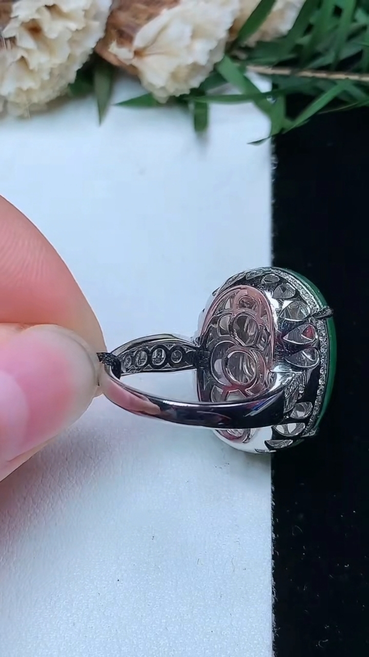 天然A货翡翠蛋面戒指，尺寸17.2-21-16.6，重量:10.89g2026年4月29日
工厂直销收藏佳品,种好水足，色泽均匀，有种有色，上手高大气！