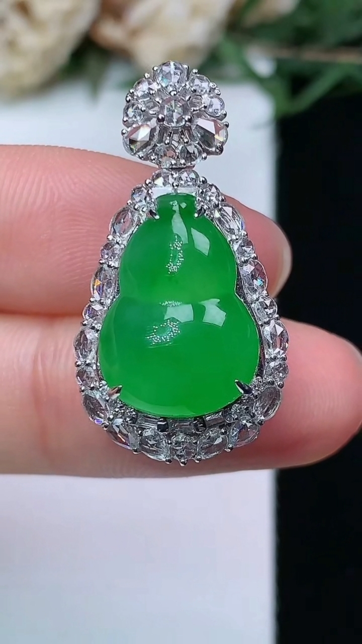 天然A货翡翠葫芦吊坠，尺寸28.6-15-11，裸石15-11，重量:4.46g
4月29日