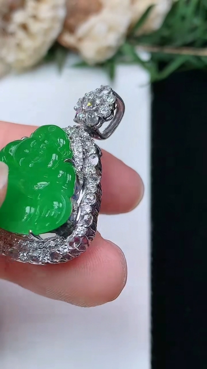 天然A货翡翠佛公吊坠，尺寸30.8-26.2-10.6，裸石17-23.3，重量:7.00g
4月29日