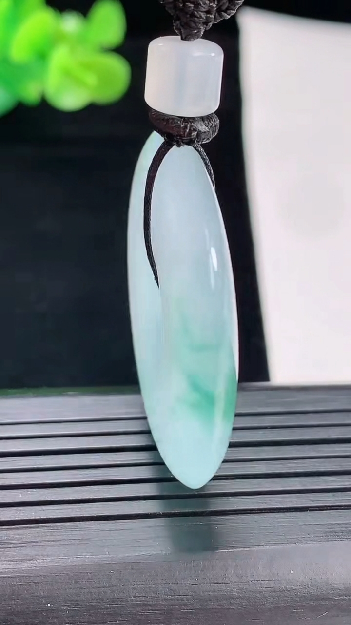 天然A货翡翠种飘花平安扣吊坠，尺寸38-6重量:23.07g
4月29日