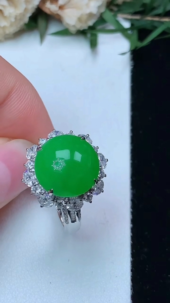 天然A货翡翠蛋面戒指，尺寸17.3-11.9-11.7，重量:5.60g2026年4月29日
工厂直销收藏佳品,种好水足，色泽均匀，有种有色，上手高大气！