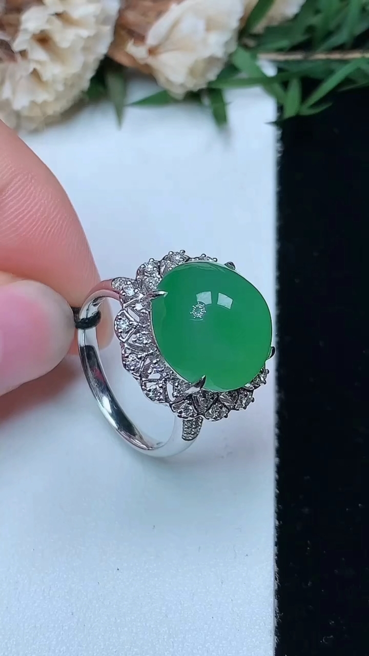 天然A货翡翠蛋面戒指，尺寸17.3-13.4，重量:6.70g2026年4月29日
工厂直销收藏佳品
