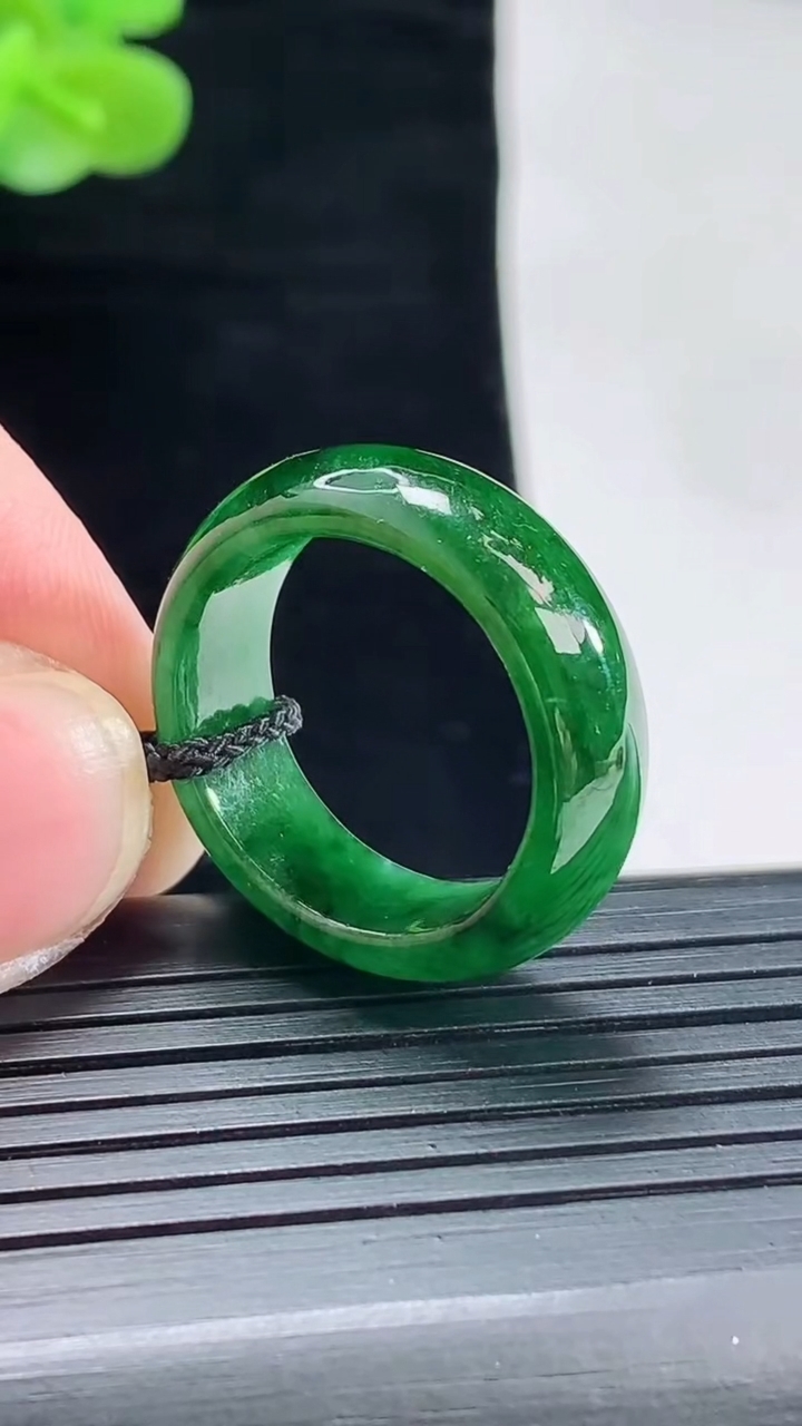 天然A货翡翠玉指环 戒指，尺寸19-7.2-3.5重量:4.61g2026年4月29日
工厂直销收藏