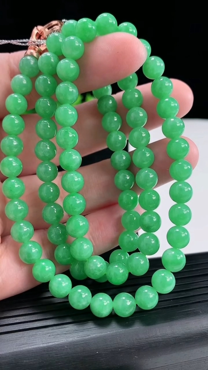 天然A货翡翠圆珠项链，尺寸7-82颗重量:53.31g
4月29日