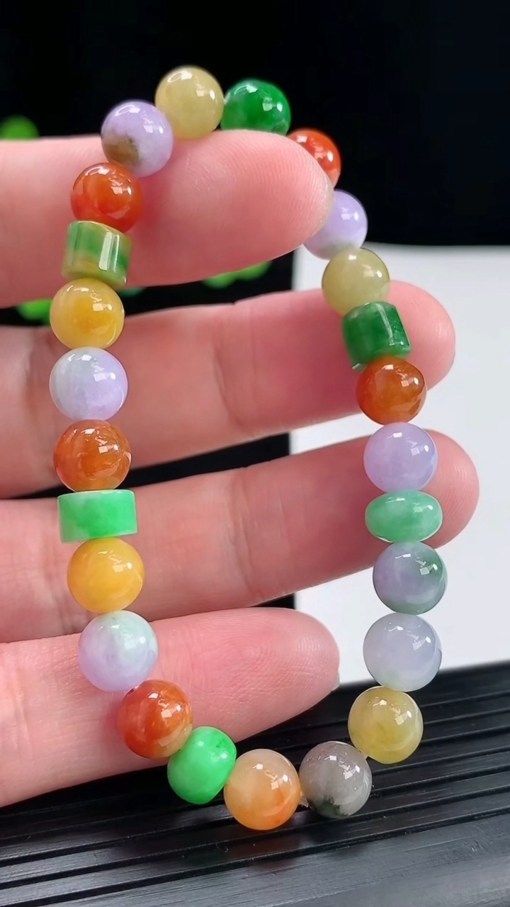 天然A货翡翠三彩圆珠 路路通手串，尺寸8-26颗重量:18.90g4月29日
工厂直销收藏佳品,种好