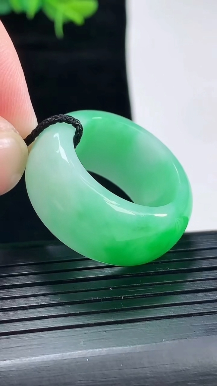 天然A货翡翠素面玉扳指 指环戒指，尺寸20.6-13-5.2重量:14.10g2026年4月29日
工厂直销收藏佳品,种好水足，色泽均匀，有种有色，上手高大气！