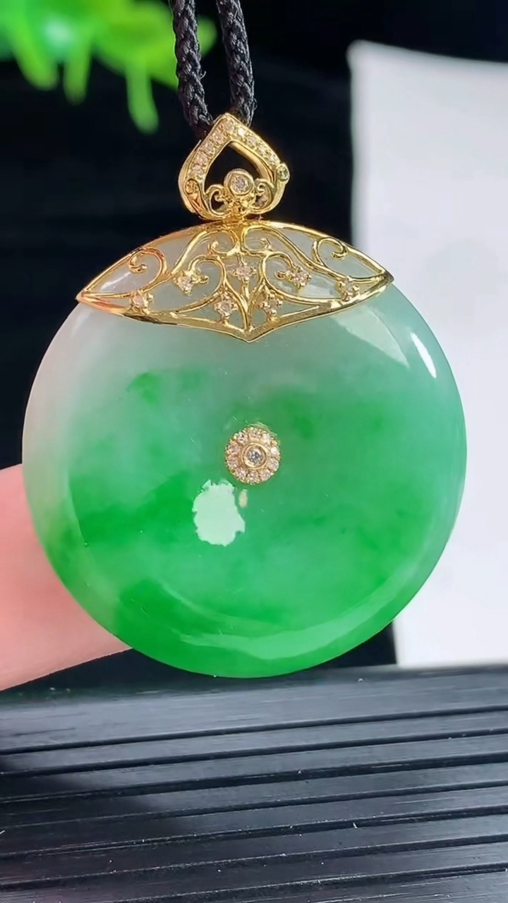 天然A货翡翠平安扣吊坠，尺寸30-5.8重量:11.54g
4月29日