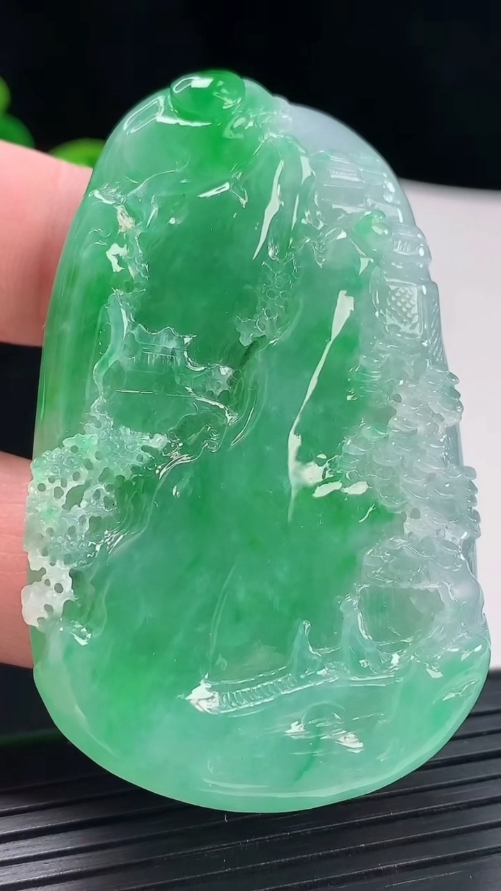 天然A货翡翠山水牌吊坠，尺寸62-39-9重量:46.23g
4月29日