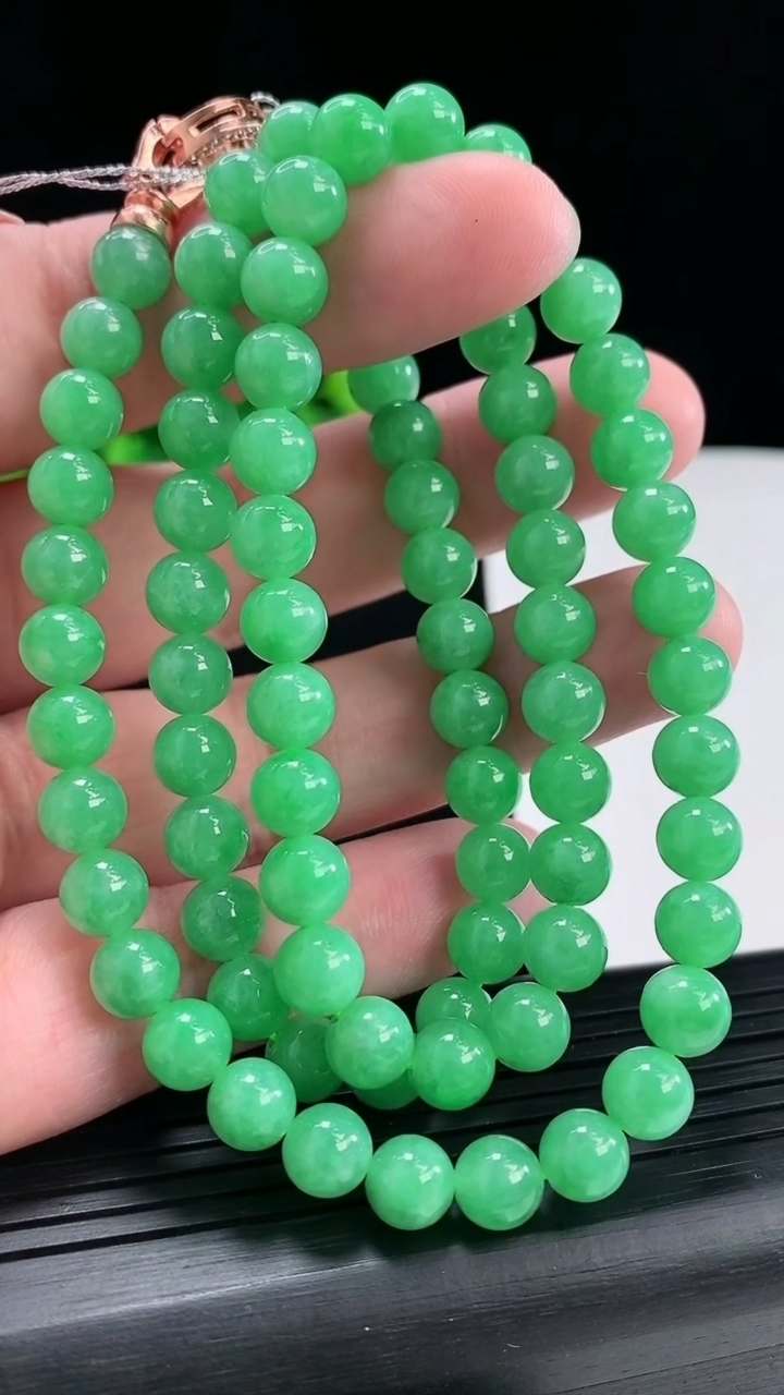 天然A货翡翠圆珠项链，尺寸7-82颗重量:53.31g
4月29日