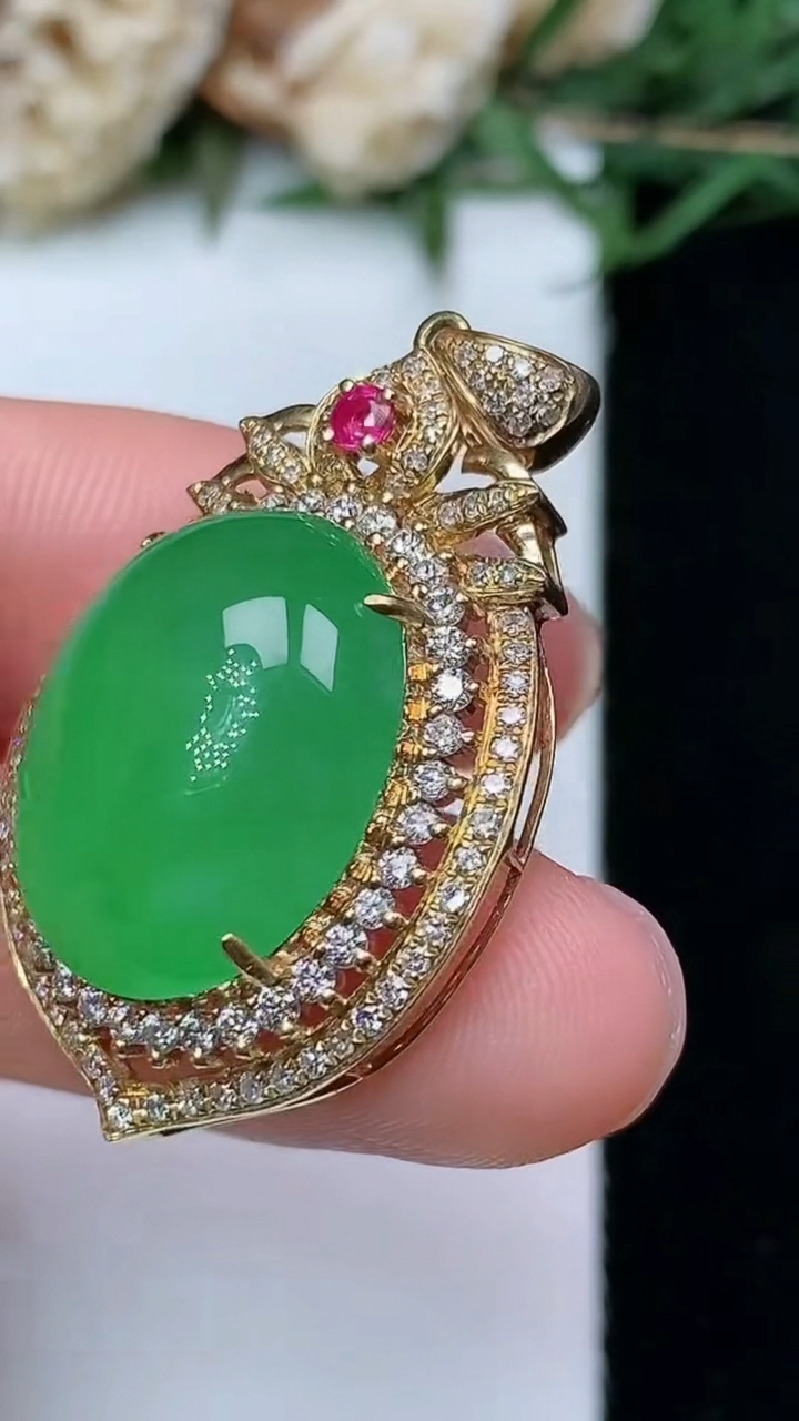 天然A货翡翠蛋面吊坠，尺寸37-21.7-10.5，裸石17.5-14.5
4月29日