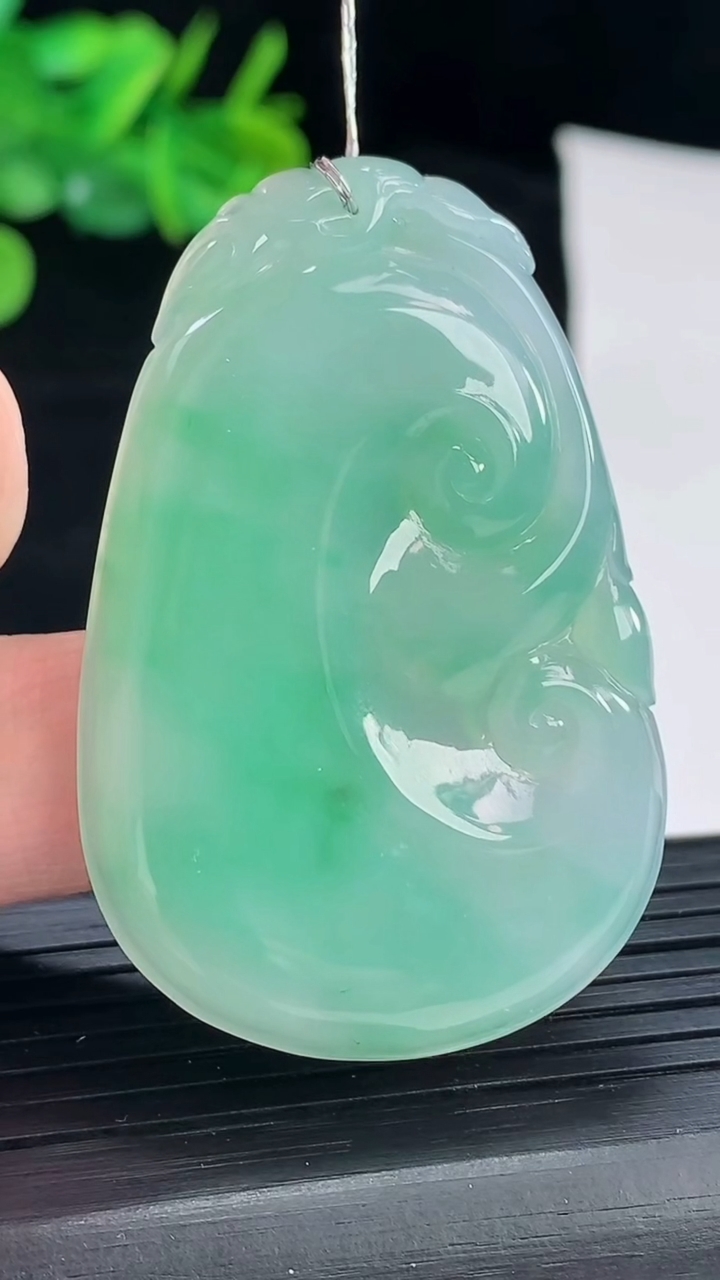 天然A货翡翠如意吊坠，尺寸50-33-4.8重量:15.65g
4月29日