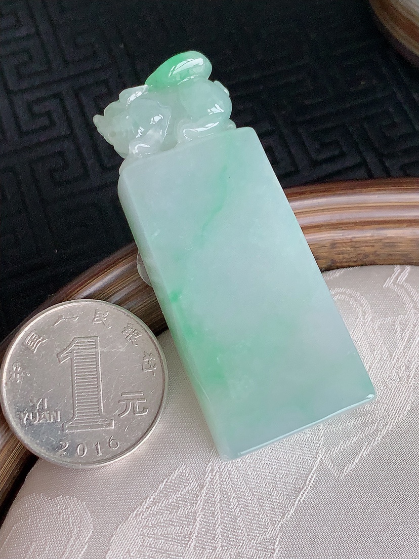 天然A货翡翠飘绿招财貔貅印章 
尺寸59.5-23-11.8mm 重量47.33g 0428