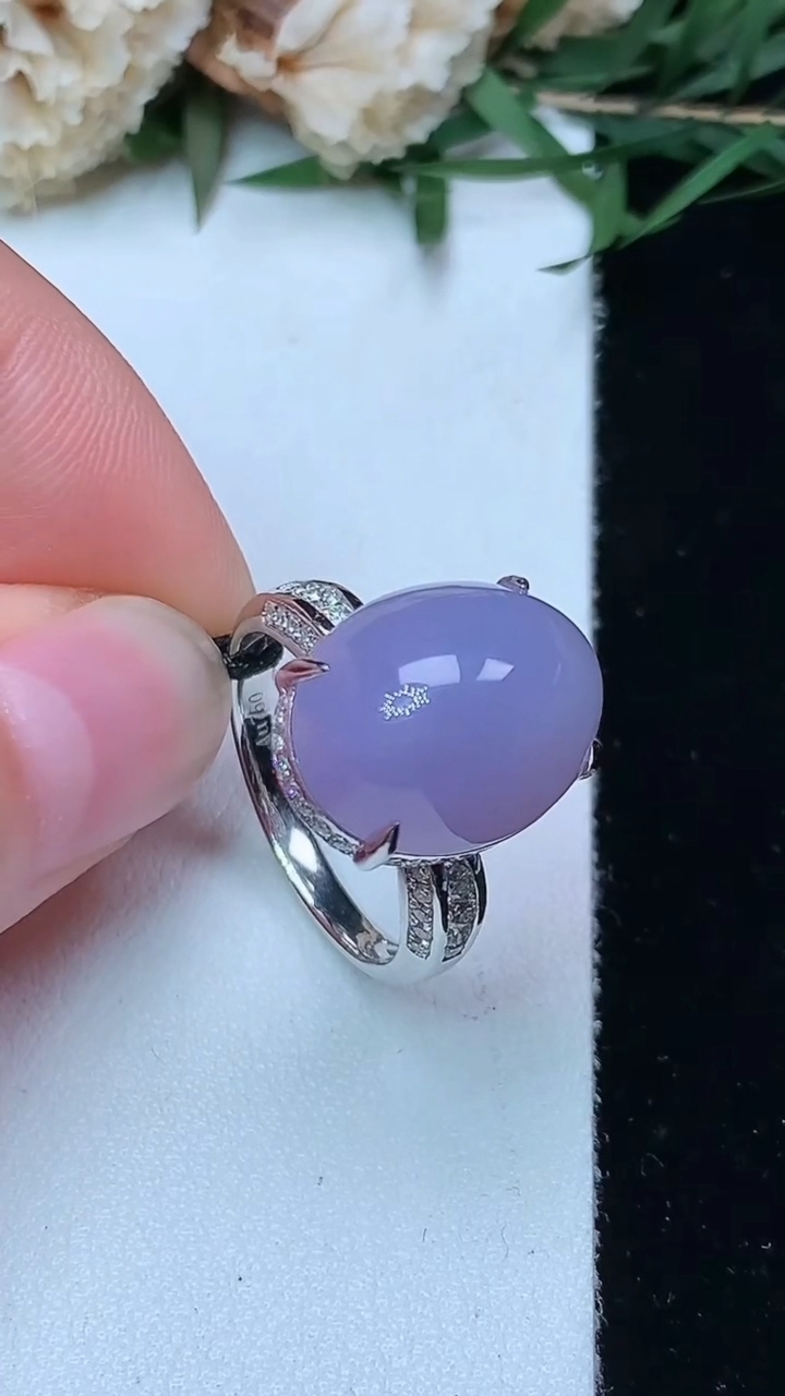 天然A货翡翠k金紫罗兰蛋面戒指，尺寸17.3-14.8-12，重量:6.31g2026年4月29日
工厂直销收藏佳品,种好水足，色泽均匀，有种有色，上手高大气！