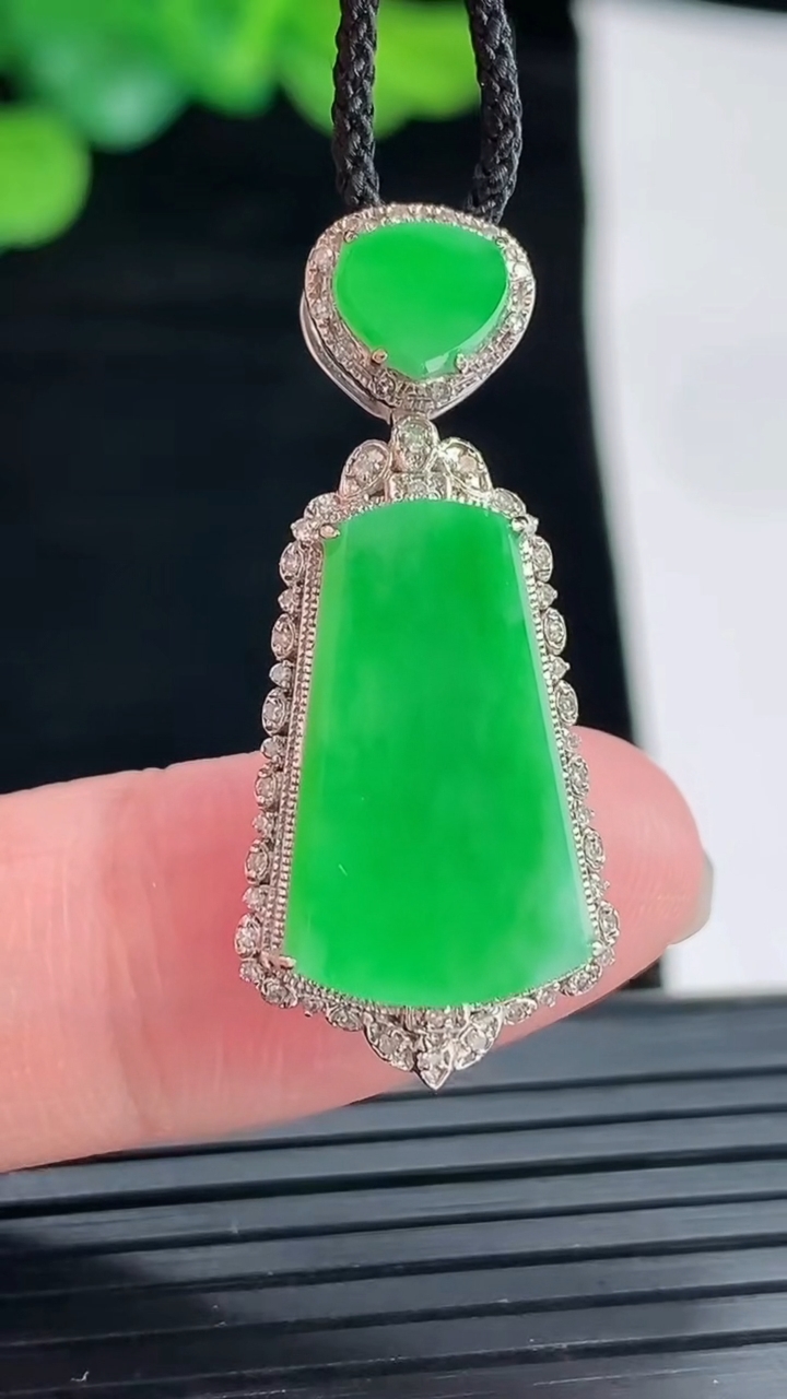 天然A货翡翠无事牌吊坠，尺寸33-14.5-8，裸石18.4-12重量:3.54g
4月29日