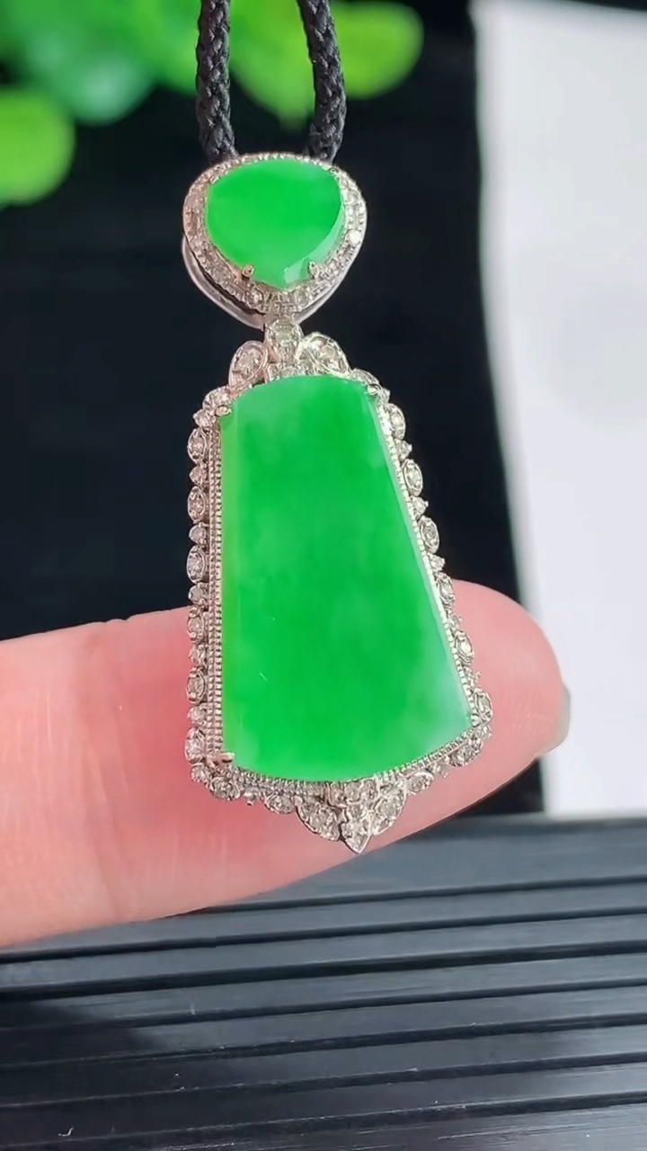 天然A货翡翠无事牌吊坠，尺寸33-14.5-8，裸石18.4-12重量:3.54g
4月29日