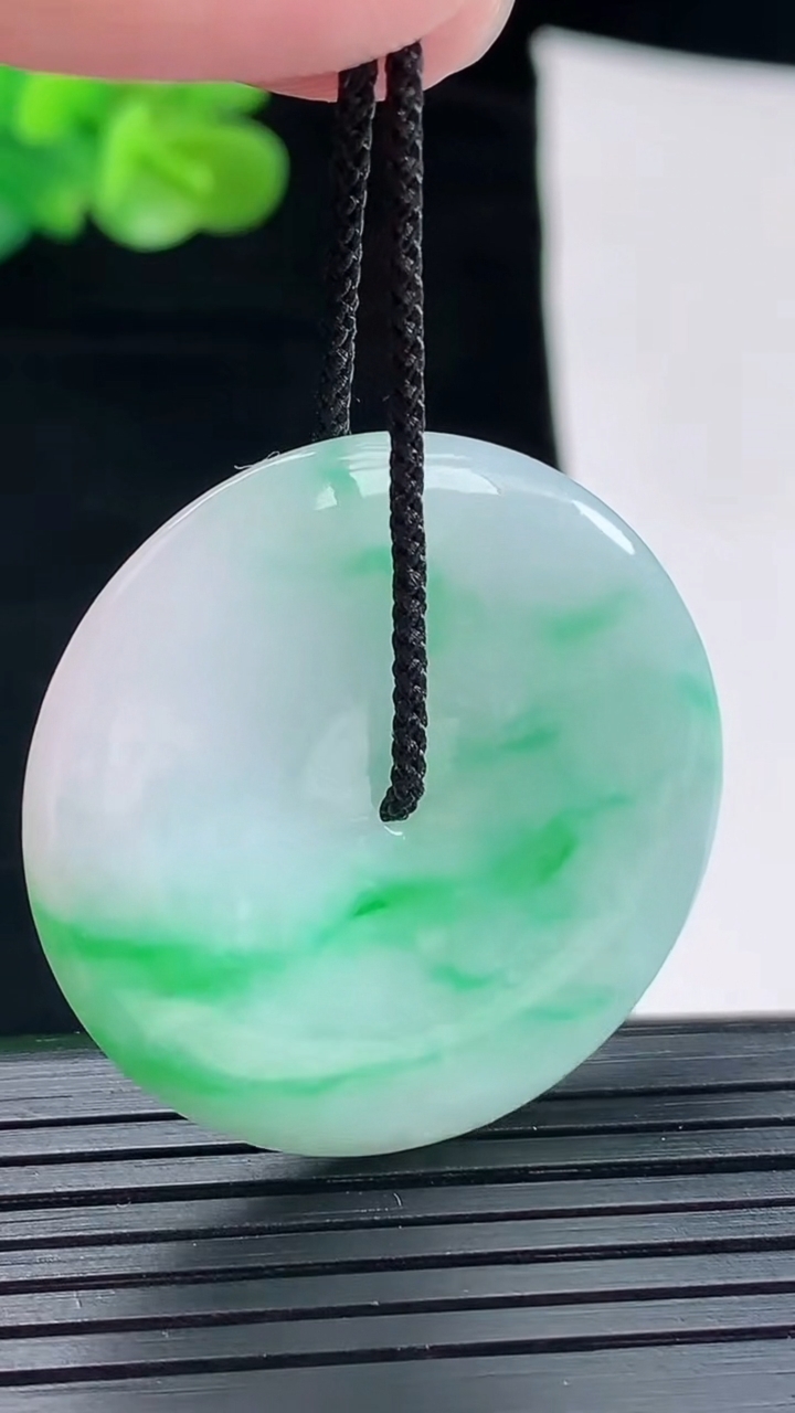 天然A货翡翠平安扣吊坠，尺寸35-5.2重量:13.88g
4月29日