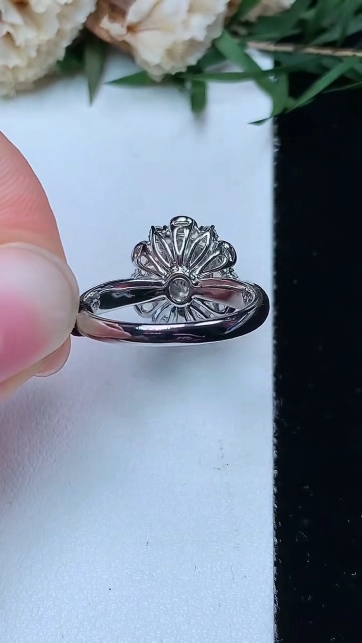 天然A货翡翠蛋面戒指，尺寸16.8-7.6-6，重量:3.99g2026年4月29日
工厂直销收藏佳品,种好水足，色泽均匀，有种有色，上手高大气！