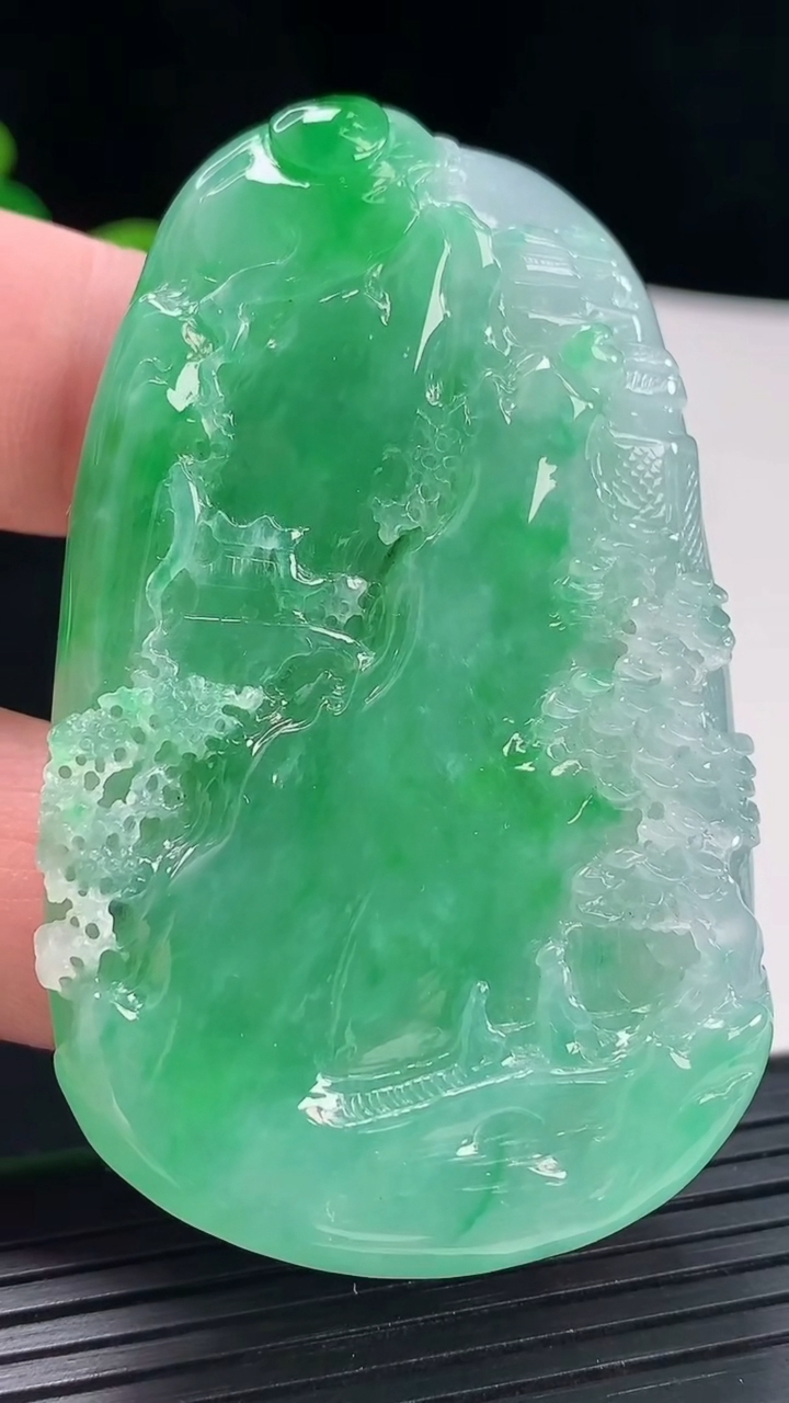 天然A货翡翠山水牌吊坠，尺寸62-39-9重量:46.23g
4月29日