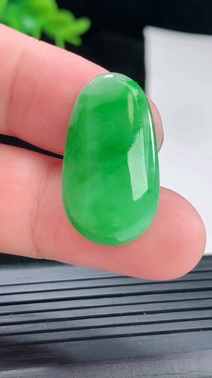 天然A货翡翠福瓜吊坠，尺寸28-15.6-4.5重量:3.64g
4月29日