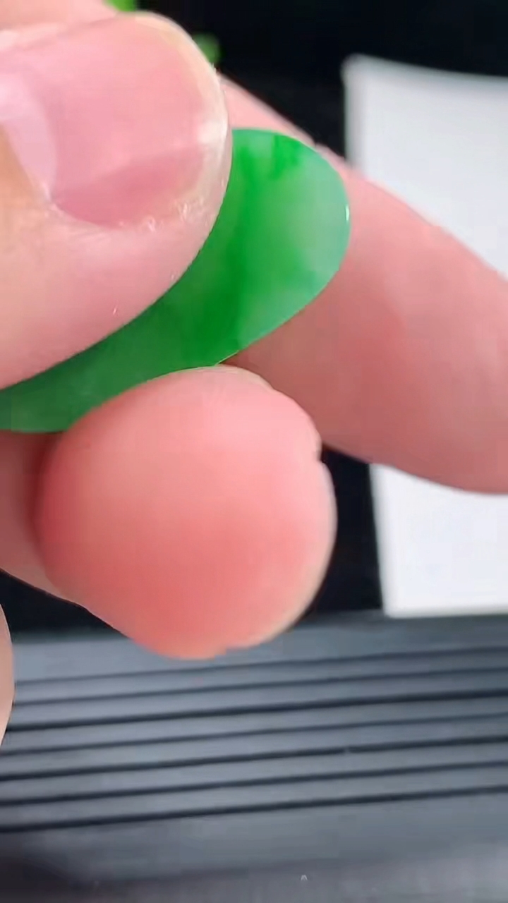 天然A货翡翠福瓜吊坠，尺寸28-15.6-4.5重量:3.64g
4月29日