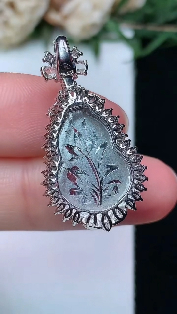 天然A货翡翠葫芦吊坠，尺寸29.6-15.7-8.8，裸石16.9-12，重量:3.98g
4月29日