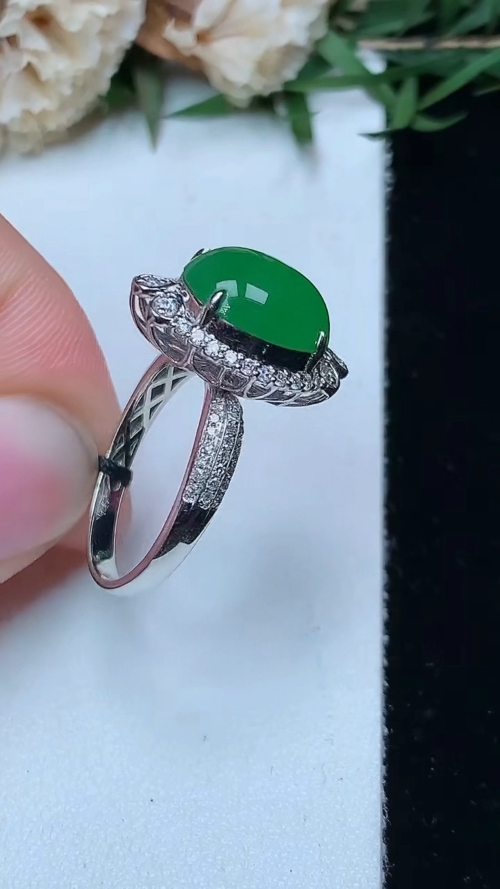 天然A货翡翠蛋面戒指，尺寸17.2-11.4-10.3，重量:4.33g2026年4月29日
工厂直销收藏佳品,种好水足，色泽均匀，有种有色，上手高大气！