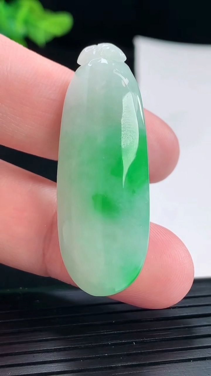 天然A货翡翠福瓜吊坠，尺寸44.6-17.5-12.8重量:15.79g
4月29日