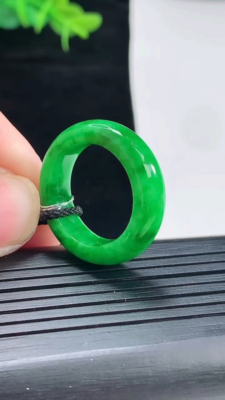 天然A货翡翠玉指环 戒指，尺寸18-6.2-4.5重量:5.35g2026年4月29日
工厂直销收藏佳品,种好水足，色泽均匀，有种有色，上手高大气！
