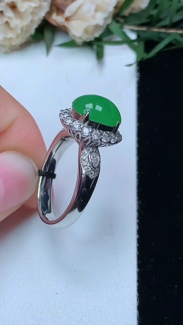 天然A货翡翠蛋面戒指，尺寸17-10.4-9，重量:5.74g2026年4月29日
工厂直销收藏佳品,种好水足，色泽均匀，有种有色，上手高大气！