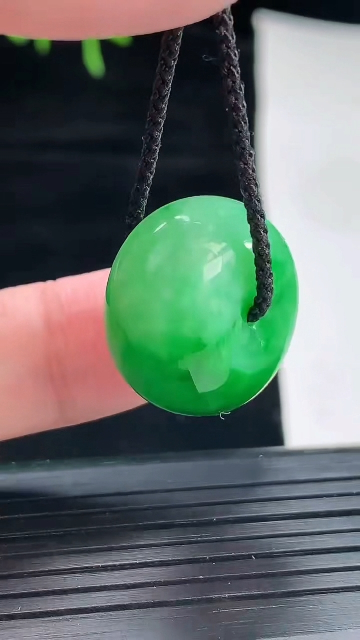 天然A货翡翠路路通吊坠，尺寸20.5-13重量:11.19g
4月29日