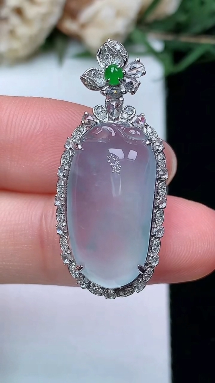 天然A货翡翠福瓜吊坠，尺寸32.6-14.2-9.6，裸石20.3-10.5，重量:4.34g
4月