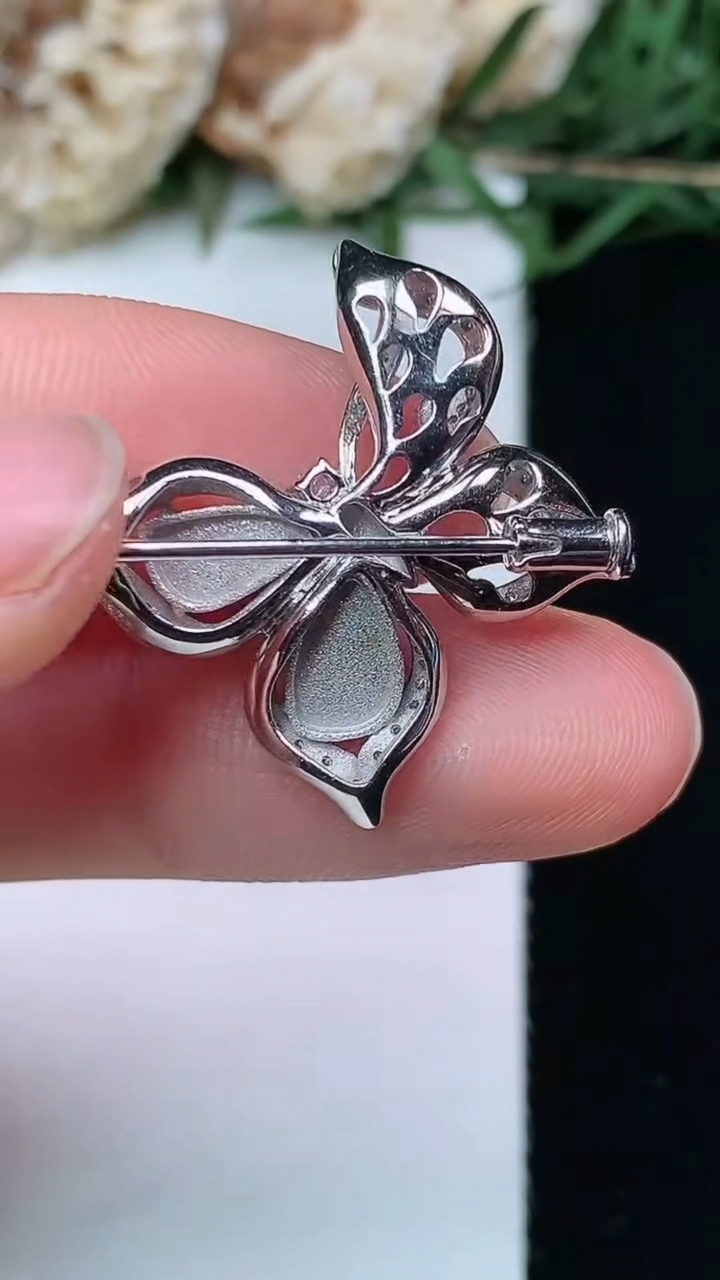 天然A货翡翠随形 蝴蝶胸针，尺寸18.5-20.9-7.6，裸石7-4.5，重量:4.13g
4月29日