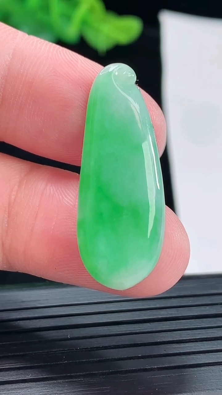 天然A货翡翠福瓜镶嵌件，尺寸33.5-13-3重量:2.84g
4月29日