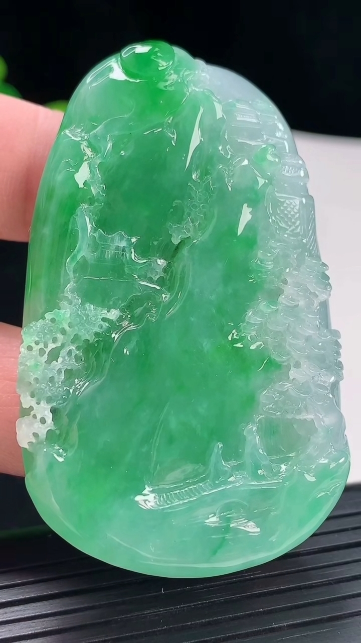 天然A货翡翠山水牌吊坠，尺寸62-39-9重量:46.23g
4月29日