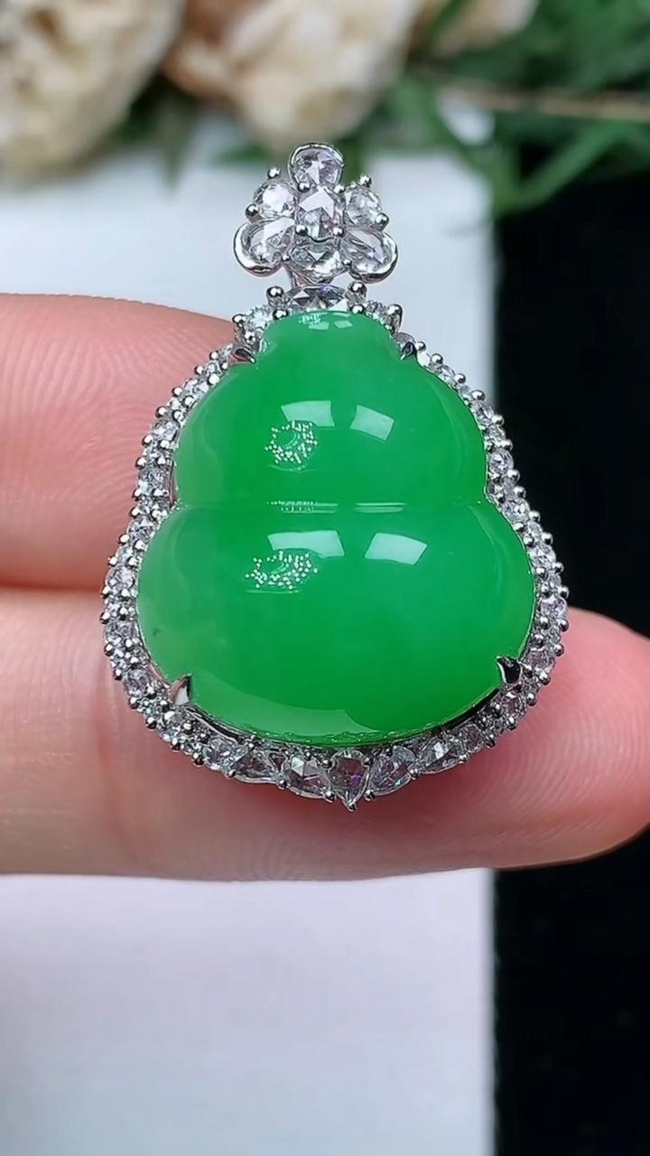 天然A货翡翠葫芦吊坠，尺寸28-19-12.8，裸石16.9-15.8，重量:6.34g
4月29日