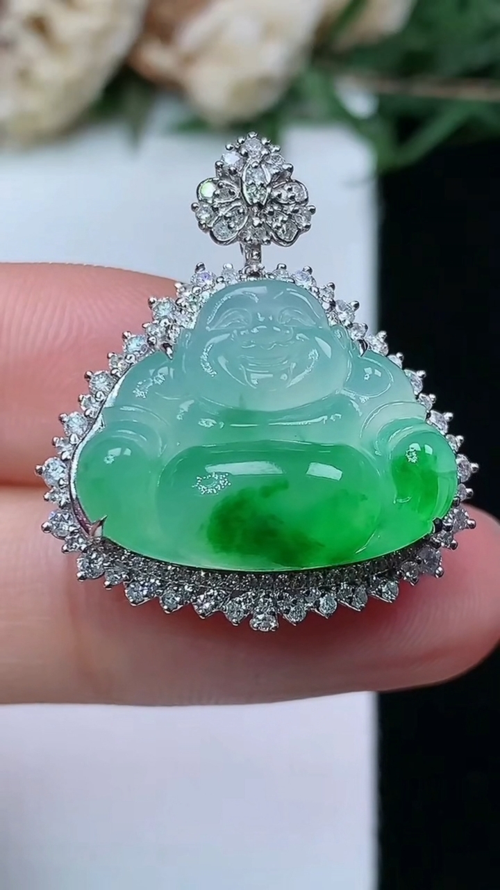 天然A货翡翠佛公吊坠，尺寸27.3-23.8-11.4，裸石14.9-19.5，重量:5.54g
4