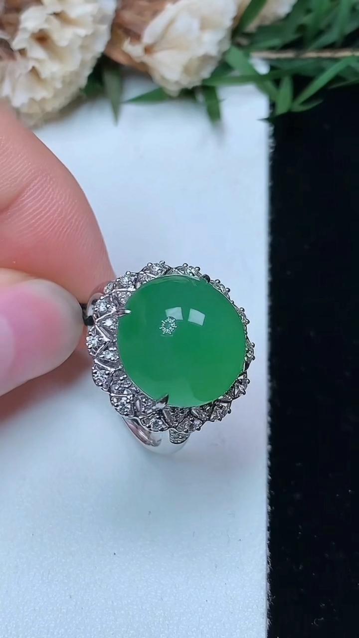 天然A货翡翠蛋面戒指，尺寸17.3-13.4，重量:6.70g2026年4月29日
工厂直销收藏佳品,种好水足，色泽均匀，有种有色，上手高大气！