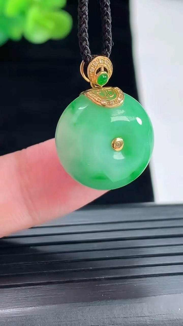 天然A货翡翠路路通吊坠，尺寸17.5-13重量:8.02g
4月29日