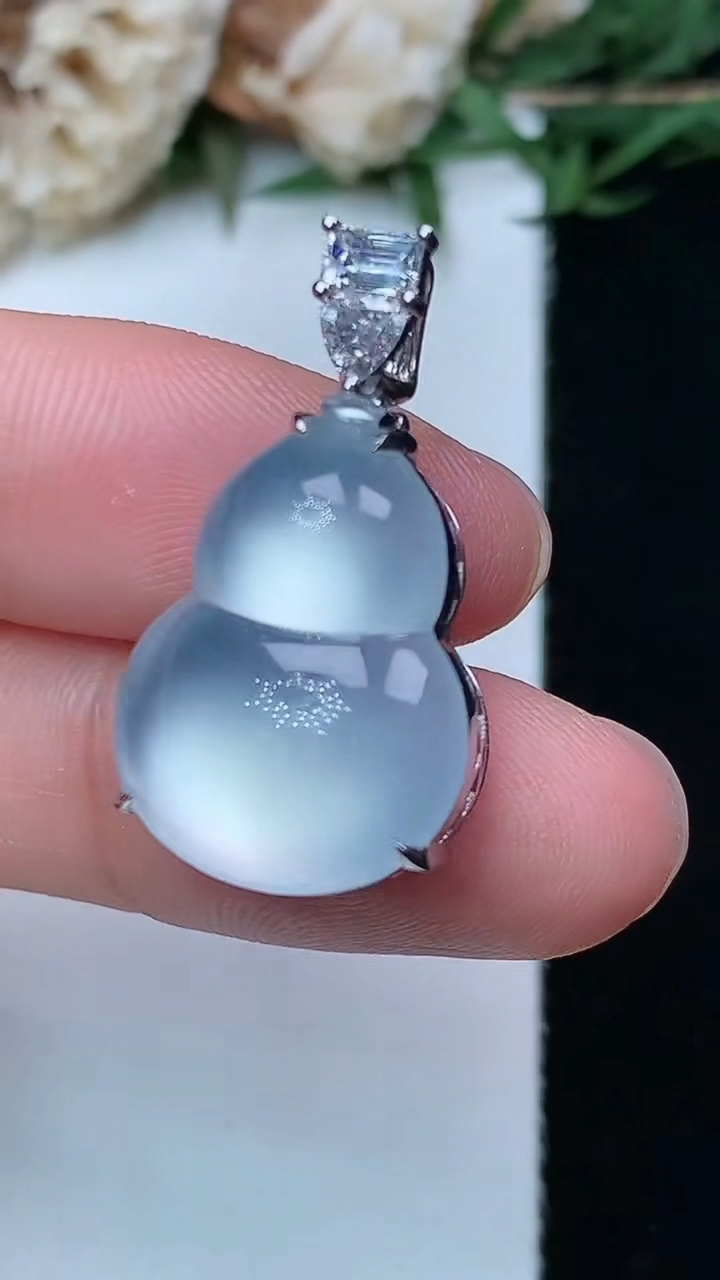 天然A货翡翠白冰葫芦吊坠，尺寸19.6-14.7-8.8，重量:4.81g
4月29日