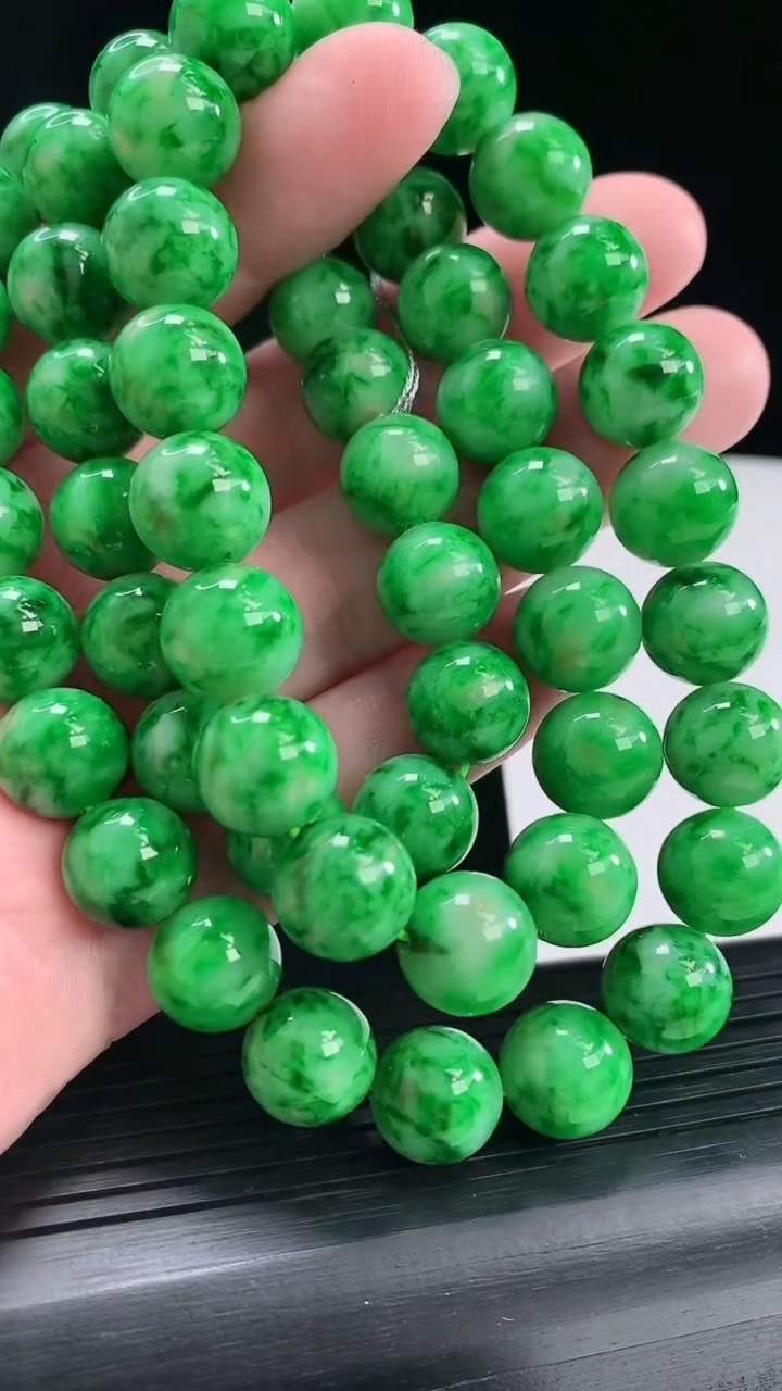 天然A货翡翠圆珠项链，尺寸11-55颗重量:136.53g4月29日
工厂直销收藏佳品,种好水足，色泽均匀，有种有色，上手高大气！