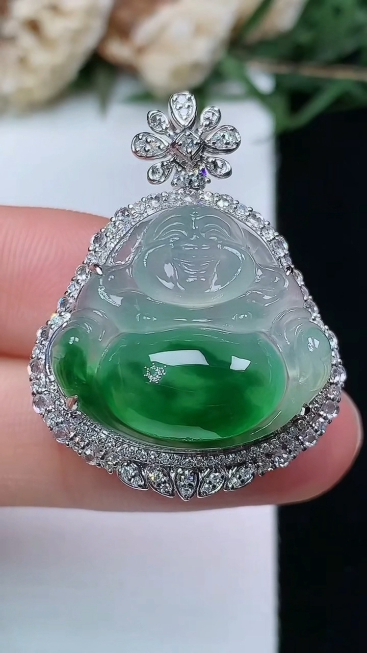 天然A货翡翠佛公吊坠，尺寸33.2-25.3-13.8，裸石18.9-21.3，重量:6.58g
4