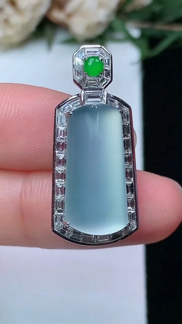 天然A货翡翠白冰平安柱吊坠，尺寸28.8-12.7-10.3，裸石18.3-8.6，重量:6.00g
4月29日