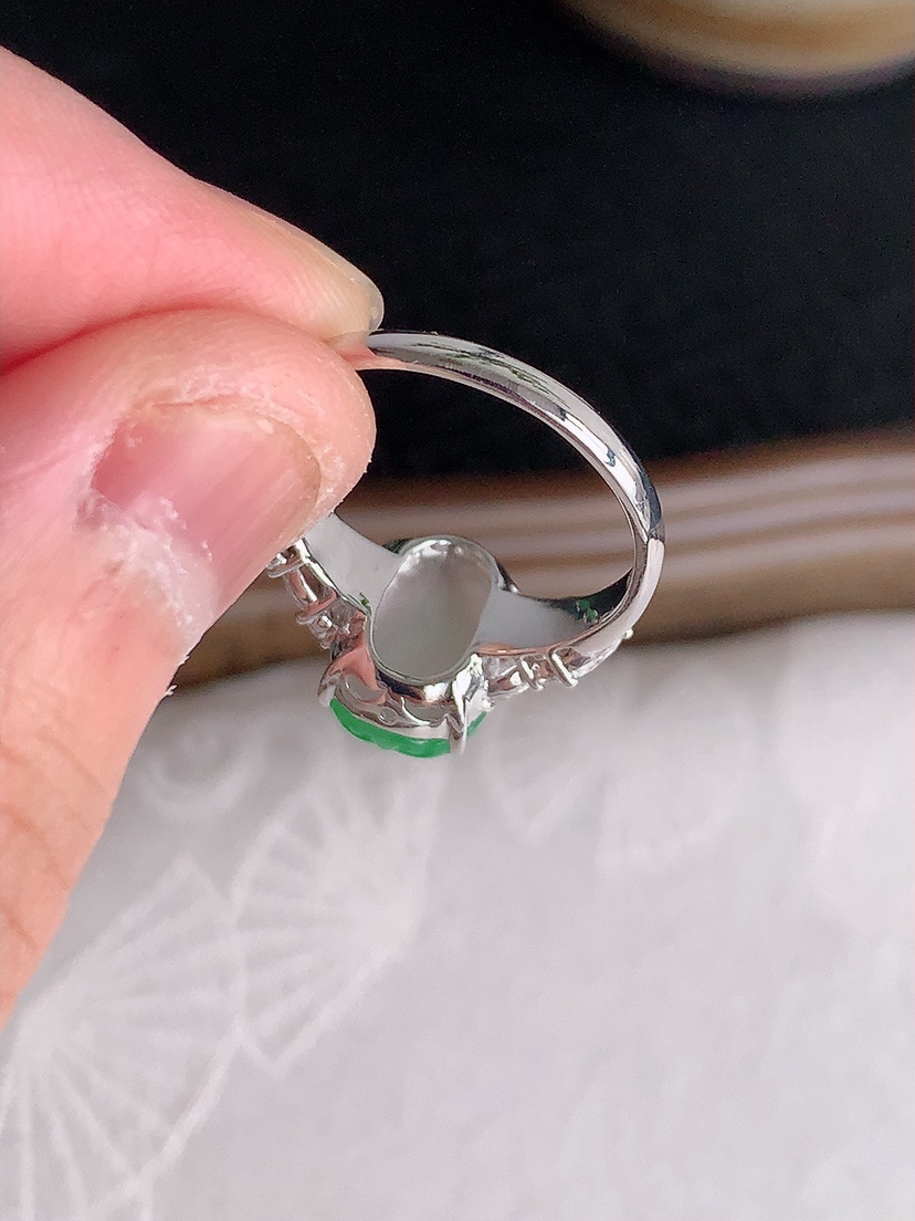 天然A货翡翠18K金伴钻镶嵌满绿招财貔貅戒指 圈口17.7裸石
尺寸11-8mm 重量3.33g 0428