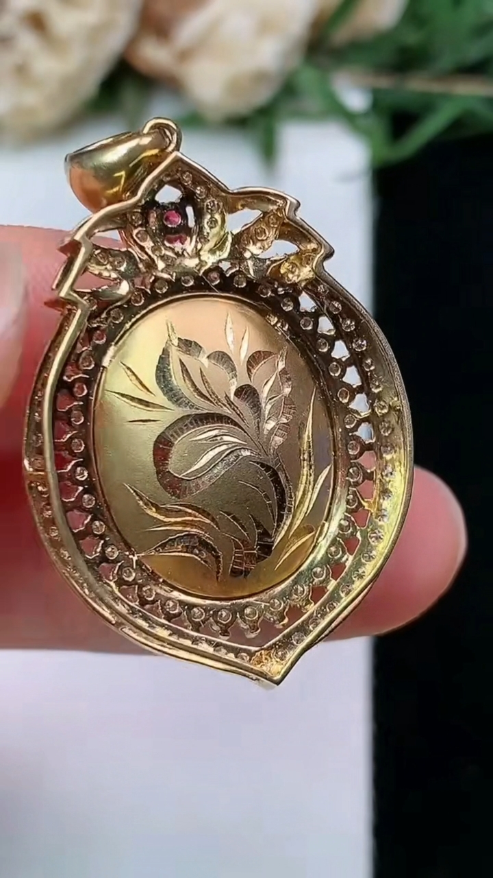 天然A货翡翠蛋面吊坠，尺寸37-21.7-10.5，裸石17.5-14.5
4月29日