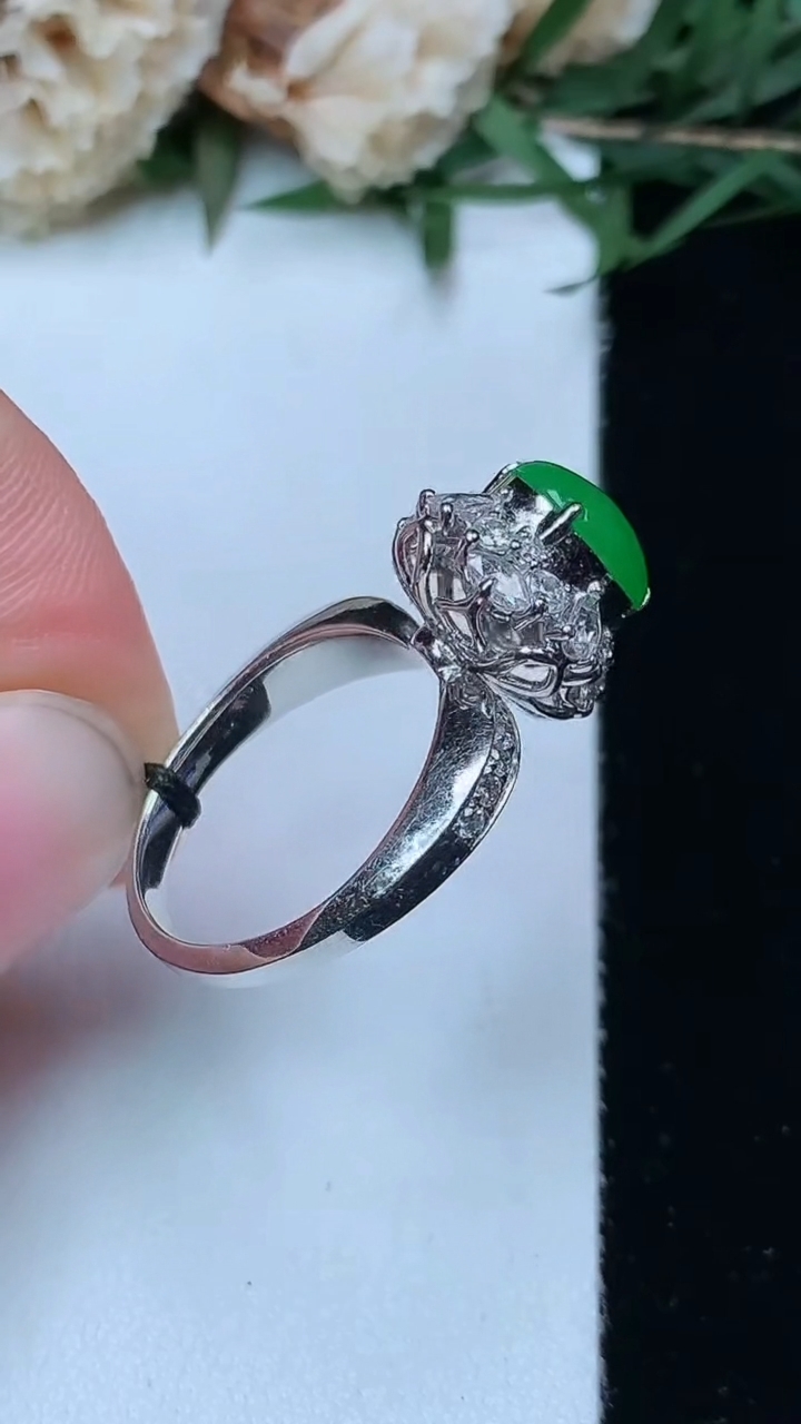 天然A货翡翠蛋面戒指，尺寸16.6-8.5-7.7，重量:5.29g2026年4月29日
工厂直销收藏佳品,种好水足，色泽均匀，有种有色，上手高大气！