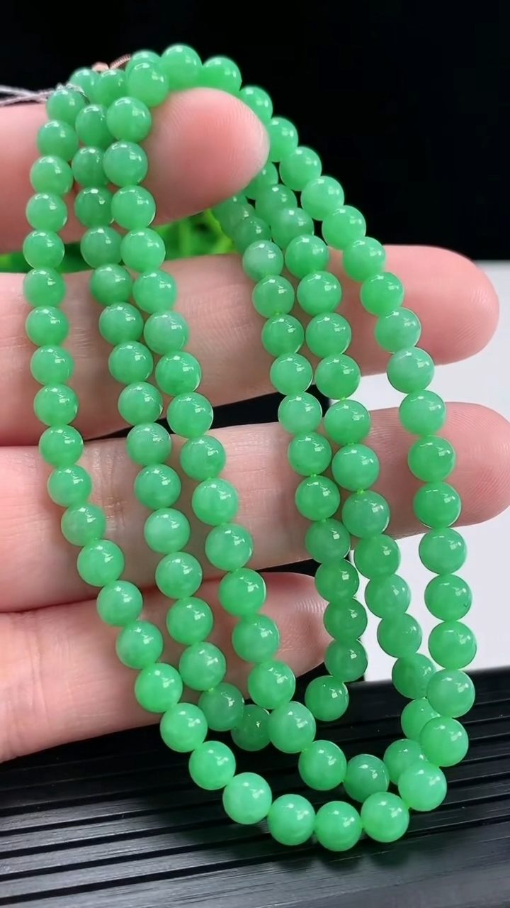 天然A货翡翠圆珠项链，尺寸5-115颗重量:27.24g
4月29日