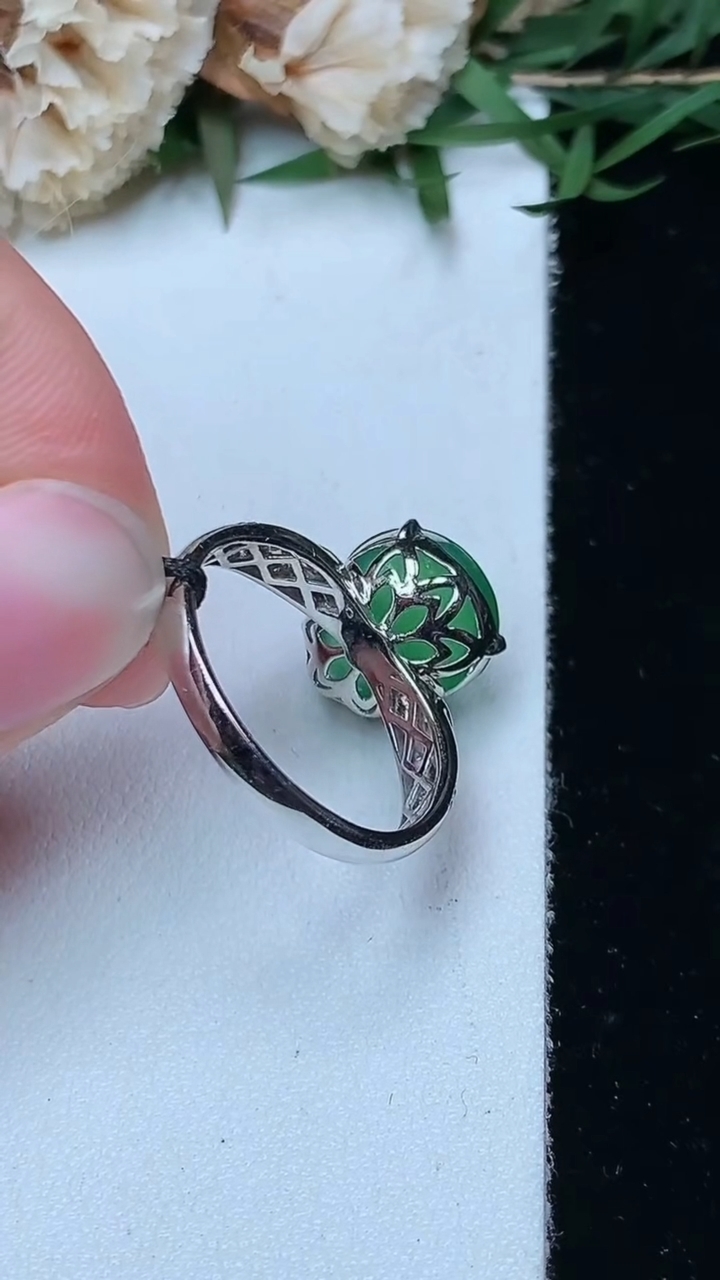 天然A货翡翠葫芦戒指，尺寸17.5-12-10，重量:3.59g2026年4月29日
工厂直销收藏佳品,种好水足，色泽均匀，有种有色，上手高大气！